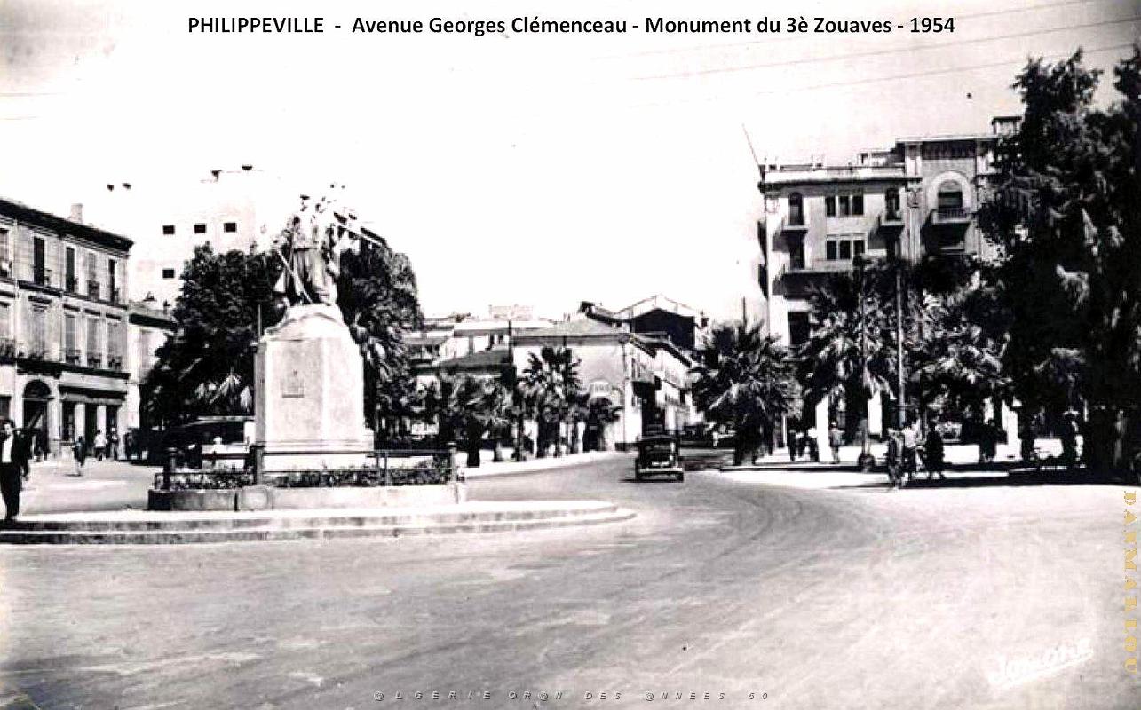 Philippeville - Avenue Georges Clemenceau - Monument du 3e Zouaves -1954.jpg